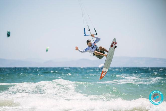 Day 3 – Paulino Pereira knows that the front roll shuvit is key to making finals – GKA Kitesurf World Tour Tarifa ©  Ydwer van der Heide